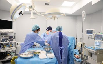 Ndërhyrja e vështirë, mjekët i shpëtojnë jetën nënës së re