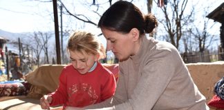 Sofiela, vajza që merr çdo javë terapi zhvillimi në shtëpi nga Mimoza