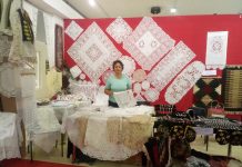 Njihuni me Vjollcën, qendistarja e artë e Gjirokastrës që e trashëgoi zanatin nga gjyshja