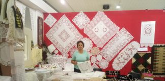 Njihuni me Vjollcën, qendistarja e artë e Gjirokastrës që e trashëgoi zanatin nga gjyshja