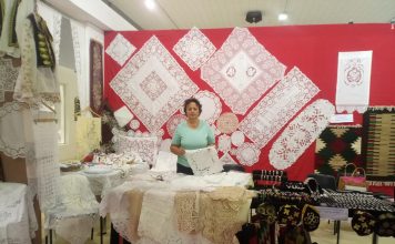 Njihuni me Vjollcën, qendistarja e artë e Gjirokastrës që e trashëgoi zanatin nga gjyshja