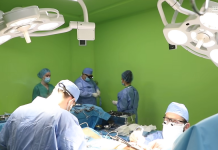 Kryhet me sukses ndërhyrja delikate në zemër, mjeket e “Shefqet Ndroqit” i shpëtojnë jeten 45 vjeçares