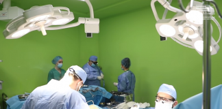 Kryhet me sukses ndërhyrja delikate në zemër, mjeket e “Shefqet Ndroqit” i shpëtojnë jeten 45 vjeçares