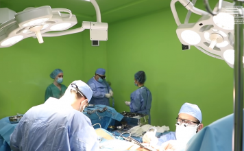 Kryhet me sukses ndërhyrja delikate në zemër, mjeket e “Shefqet Ndroqit” i shpëtojnë jeten 45 vjeçares