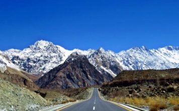 Mrekullia e 8-të e botës: Autostrada që kalon mbi re