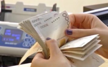Bankat kanë 745 miliardë lekë kursime në valutë