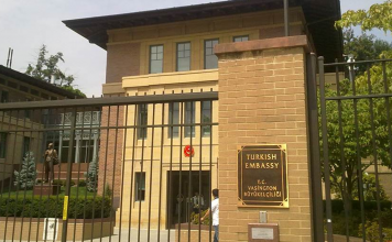 Një pakistaney anonim hyri në ambasadën turke në SHBA dhe dhuroi 30 mln dollarë