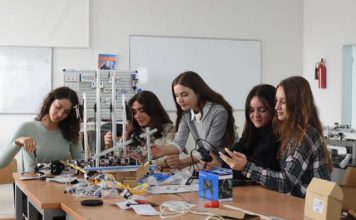 Njihuni me Eltën, shkencëtarja e re e Kosovës që ndërtoi nanosatelitin e parë