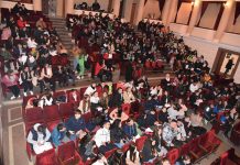 Aty ku ka rini, ka shpresë/ 280 të rinj në Shkodër japin mesazhe inkurajuese: Na ndihmoni të lulëzojmë në tokën që jemi mbjellë