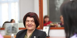 Medalje vlerësimi për pedagogen e gjuhës frënge, Prof. Dr. Andromaqi Haloçi