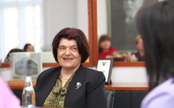 Medalje vlerësimi për pedagogen e gjuhës frënge, Prof. Dr. Andromaqi Haloçi
