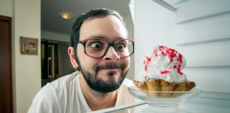 Pse ëmbëlsirat dhe patatinat ndryshojnë trurin?