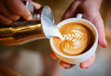 Kafe me Qumësht – Zbuloni Përfitimet Shëndetsore