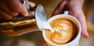 Kafe me Qumësht – Zbuloni Përfitimet Shëndetsore