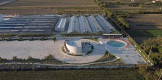 “Kronos Agroturism” në Shijak, arkitekturë unike dhe prodhime prej serrës së vet