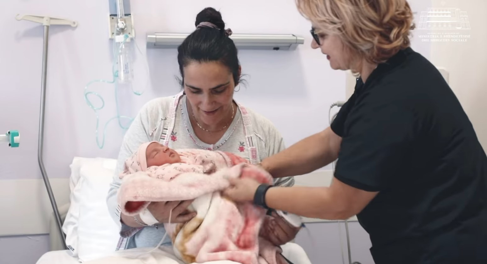 Nëna dhe foshnja kalojnë rrezikun për jetën falë mjekëve në “Mbretëresha Geraldinë”