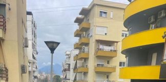 FOTOT/ Bashkia e Tiranës vijon investimet, rehabiliton shtresat e asfaltit në rrugën “Eduart Mano” në Lagjen Nr.13