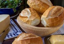 A e dini pse restorantet shërbejnë gjithmonë bukë para pjatës kryesore?