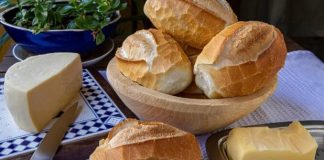 A e dini pse restorantet shërbejnë gjithmonë bukë para pjatës kryesore?