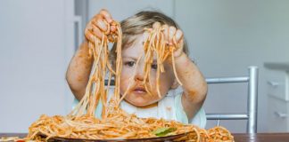 Pse është mirë që fëmijët të hanë me duar?