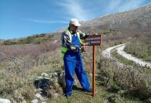 Tabela orientuese drejt “Manastirit të Spilesë” në Gjirokastër