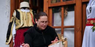 Si trashëgohet artizanati në qytetin e gurtë të Gjirokastrës