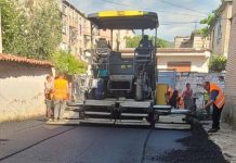 Bashkia e Tiranës vijon ndërhyrjet për asfaltimin e rrugëve nëpër lagje