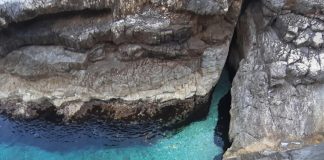 Barriera koralore e grykës së djallit në Sazan, monument natyror