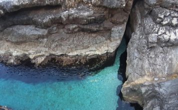 Barriera koralore e grykës së djallit në Sazan, monument natyror