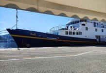 Kroçera “Monet” me 44 turistë në bord qëndron në Sarandë