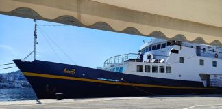 Kroçera “Monet” me 44 turistë në bord qëndron në Sarandë