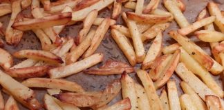 Patate të Pjekura në Furrë – Krokante dhe të Shëndetshme