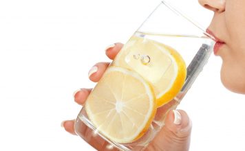 Efektet e Konsumit të Ujit me Limon Sipas Dietologëve