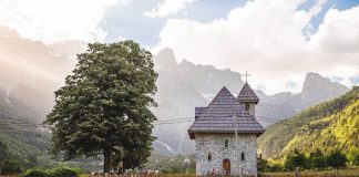 Kulla e Ngujimit 400-vjeçare në Theth tërheq vëmendjen e vizitorëve të huaj