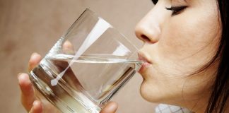 Uji i Ftohtë Kundrejt Ujit të Ambientit – Cili Është më i Mirë për Shëndetin