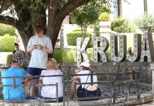 Kruja “pushtohet” nga turistët