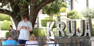 Kruja “pushtohet” nga turistët