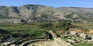 Teatri antik i Hadrianopolit, i vetmi në Ballkan, i ndërtuar në fushë të hapur