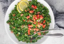 Sallata e Shëndetshme me Qepë të Njoma, Domate dhe Majdanoz