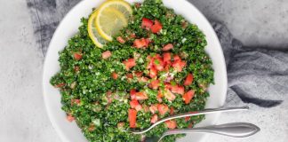 Sallata e Shëndetshme me Qepë të Njoma, Domate dhe Majdanoz