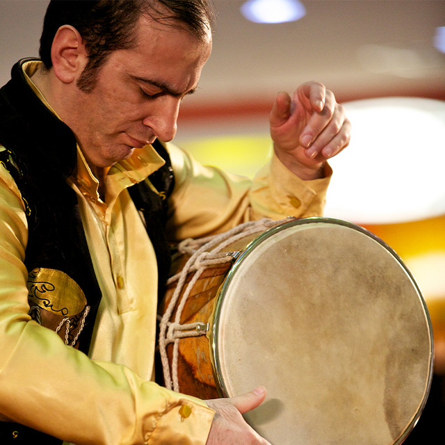Performanca të paharrueshme në sheshin “Skënderbej” me muzikën tradicionale të Azerbajxhanit