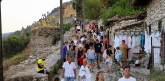 Fluks i lartë turistësh në Berat: Deri tani 640 000 vendas e të huaj