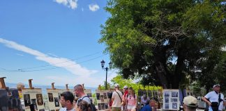 Krujë, ekspozita me veshjet popullore të shqiptarëve zgjon kureshtjen e vizitorëve të huaj