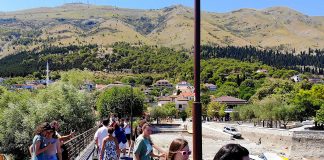 Shiroka, atraksioni turistik buzë liqenit të Shkodrës