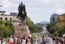 Fluks turistësh të huaj në Tiranë