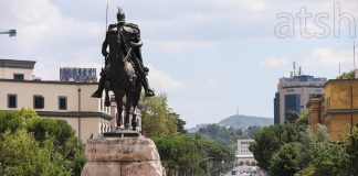 Fluks turistësh të huaj në Tiranë