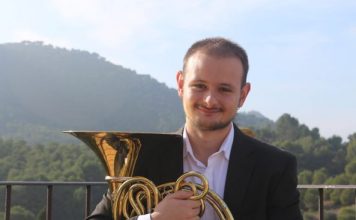 I riu nga Spanja, pjesë e Orkestrës Simfonike të TKOB