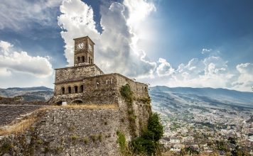 “Jatim Times”: Gjirokastra, eksploroni arkitekturën antike prej guri dhe trashëgiminë mahnitëse historike