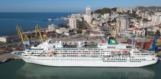 Kroçera “MS Amadea” me 700 turistë të huaj viziton Durrësin