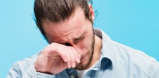 Pse burrat qajnë më pak se gratë?